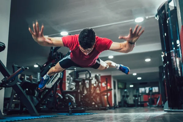 Retrato Hombre Fitness Haciendo Flexiones Extremas Gimnasio Enfoque Selectivo —  Fotos de Stock