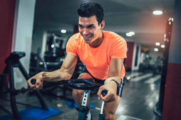 Hombre Ciclismo Gimnasio Ejercicio Las Piernas Haciendo Ejercicio Cardiovascular Bicicletas — Foto de Stock