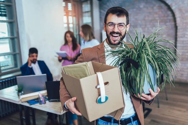 Hombre Que Tiene Primer Día Trabajo Oficina Moderna Sosteniendo Con —  Fotos de Stock