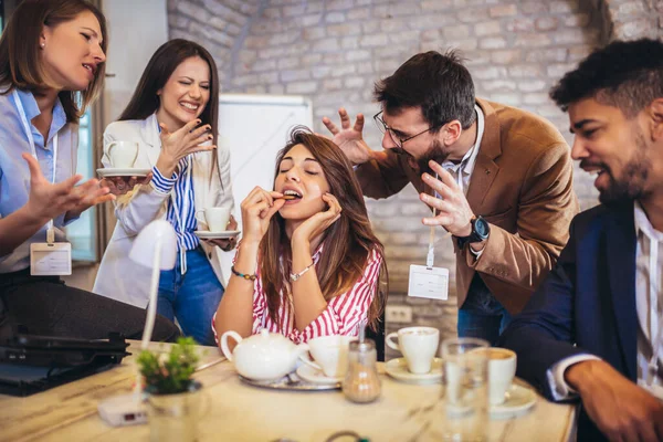 İş yerindeki güzel iş kadını, işini ihmal eden, sinir bozucu müşterileri dinlemeyen ya da iş arkadaşlarıyla konuşmayan..