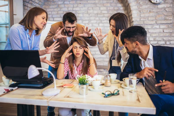 Ortak projedeki işbirliği sorunlarını çözerken birbirine bağıran öfkeli duygusal gençler..