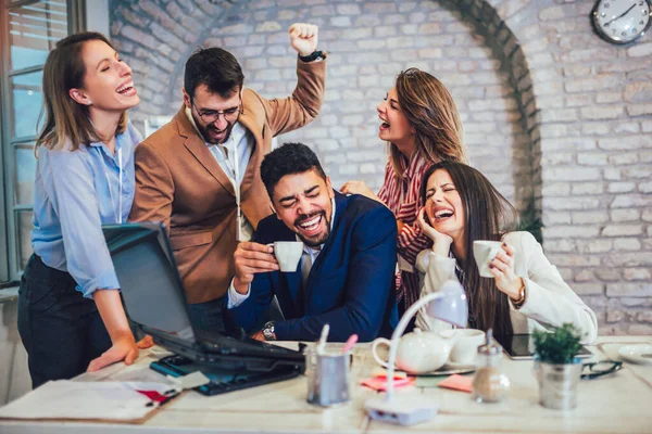 Jovem Equipe Colegas Trabalho Fazendo Grande Discussão Reunião Escritório Trabalho — Fotografia de Stock