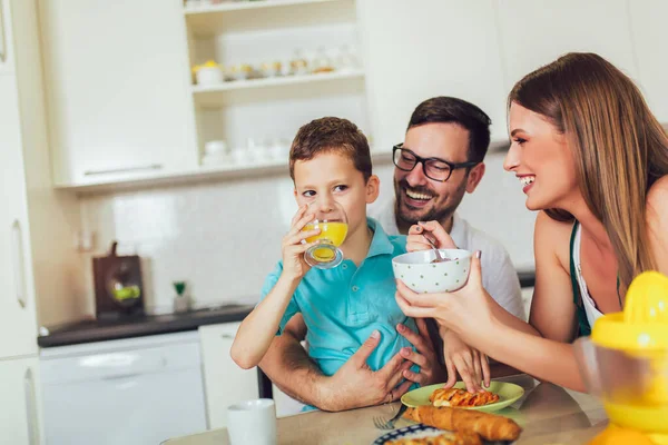 Familia Feliz Desayunando Juntos Casa Cocina —  Fotos de Stock