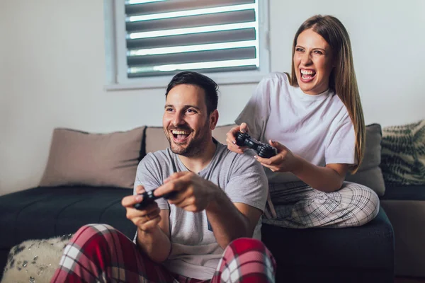 Pareja Joven Juguetona Jugando Videojuegos Sala Estar —  Fotos de Stock