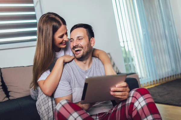 Evdeki Oturma Odasında Internetten Tablet Kullanan Neşeli Bir Çift — Stok fotoğraf