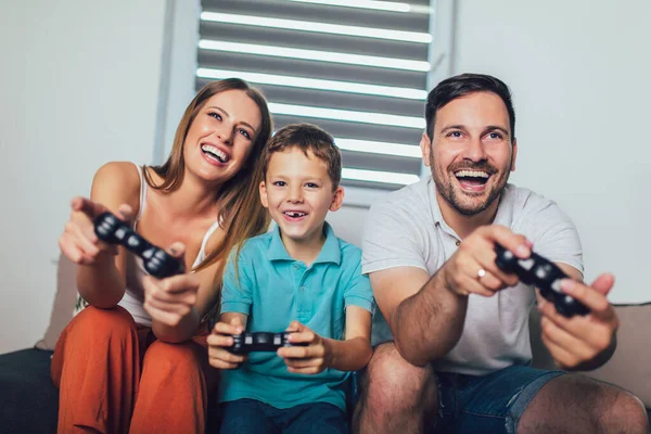 Família Feliz Jogando Videogames Casa Divertindo Juntos — Fotografia de Stock