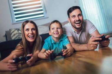 Mutlu bir aile evde oyun oynuyor ve birlikte eğleniyor..
