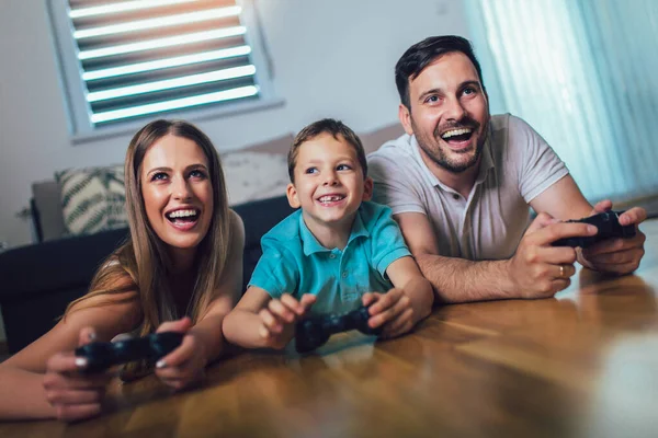 Familia Feliz Jugando Videojuegos Casa Divirtiéndose Juntos — Foto de Stock