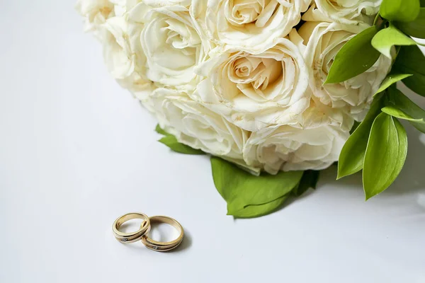 Λευκό Τριαντάφυλλο Παράλληλα Χρυσές Γαμήλιες Βέρες Εικόνα Αρχείου