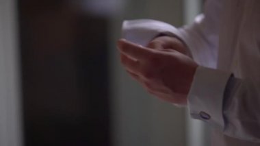 Kol düğmeleri giymiş şık damat
