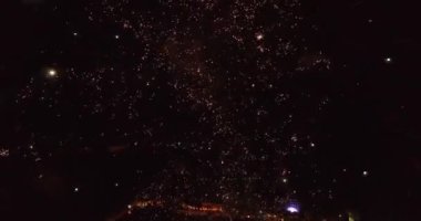 Tatil gece renkli havai fişek