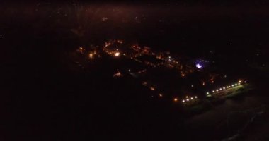 Tatil gece renkli havai fişek