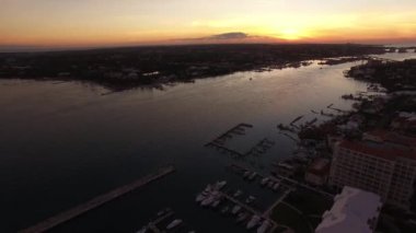 Gün batımında Bahamalar bağlantı noktası