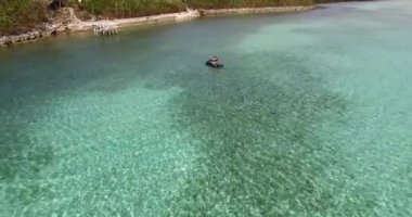 Denizde jet ski sürmek