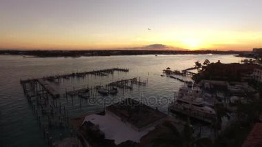 Gün batımında Bahamalar bağlantı noktası