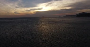 Okyanusun üzerinde güzel bir gün batımı