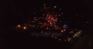 Tatil gece renkli havai fişek