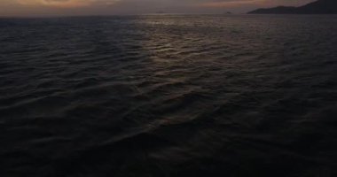 Okyanusun üzerinde güzel bir gün batımı