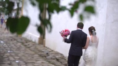 Evli çift tarafından Paraty sokakta yürüme
