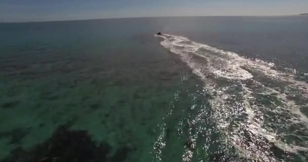 Ridning jetski i havet — Stockvideo