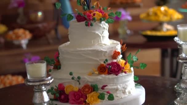 Pastel de boda decorado con flores — Vídeos de Stock