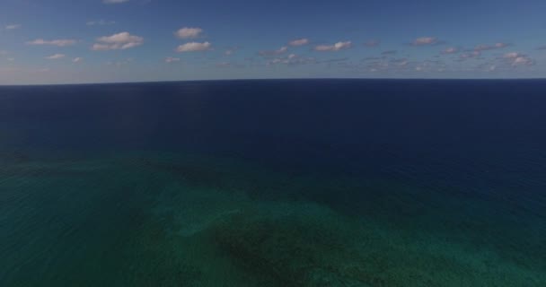 Horizonte en el océano Atlántico en las Bahamas — Vídeos de Stock