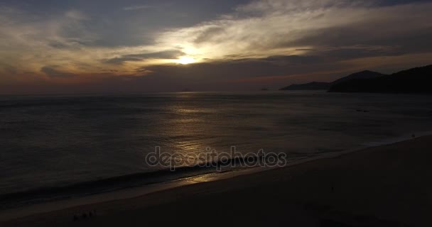 Hermosa puesta de sol sobre el océano — Vídeos de Stock