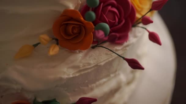 Bröllop tårta dekorerad med blommor — Stockvideo
