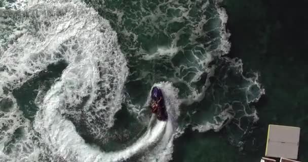 Cavalgando jetski no mar — Vídeo de Stock