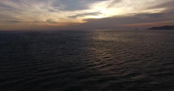 Belo pôr do sol sobre o oceano — Vídeo de Stock