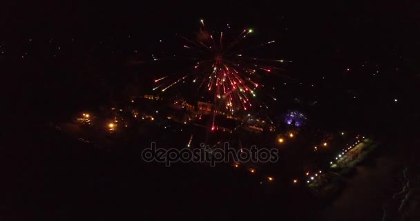 Feux d'artifice colorés lors de la nuit de vacances — Video