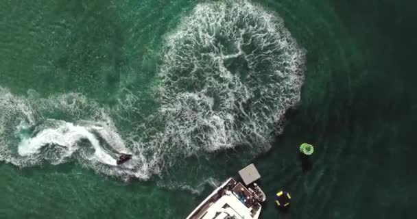 Езда на гидроцикле по морю — стоковое видео