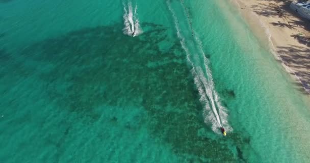 Ιππασία jetski στη θάλασσα — Αρχείο Βίντεο