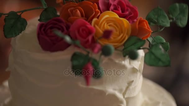 Gâteau de mariage décoré de fleurs — Video