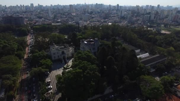 Flygande över Ipiranga i Sao Paulo — Stockvideo