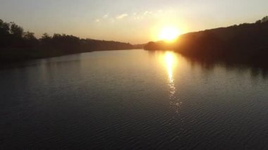 Sakin gölde bir gündoğumu