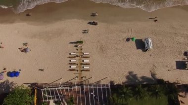 Tropikal kumlu plaj ve dalgalar