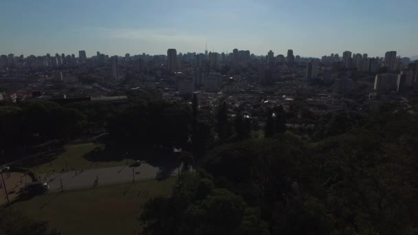 Volando sobre Ipiranga en Sao Paulo — Vídeos de Stock