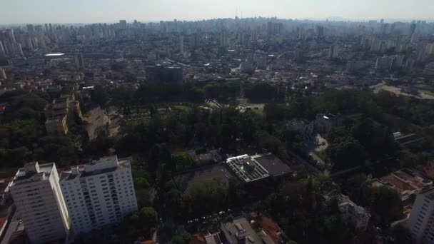 Flygande över Ipiranga i Sao Paulo — Stockvideo