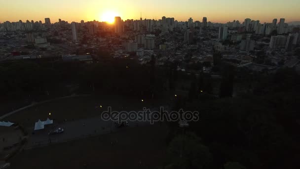 Volando sobre Ipiranga en Sao Paulo — Vídeos de Stock