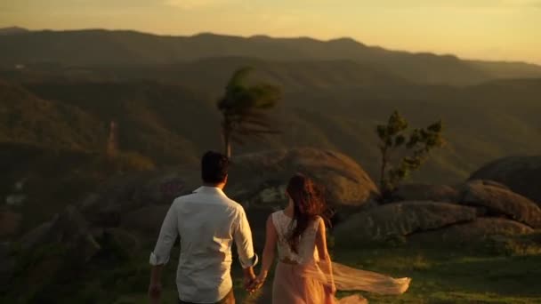 Pareja asiática disfrutando un amanecer — Vídeos de Stock