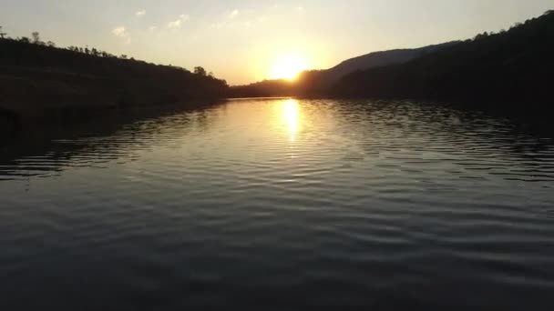 平静的湖面上的日出 — 图库视频影像
