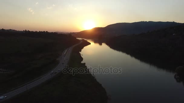 Lago tranquilo en un amanecer — Vídeo de stock