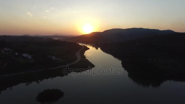 Lago calmo em um nascer do sol — Vídeo de Stock