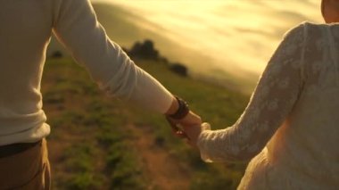 Genç çift bir doğa yürüyüş