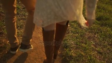 Genç çift bir doğa yürüyüş