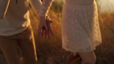 Genç çift bir doğa yürüyüş