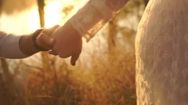 Genç çift bir doğa yürüyüş