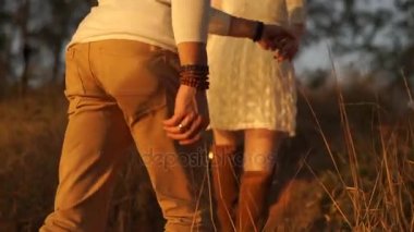 Genç çift bir doğa yürüyüş