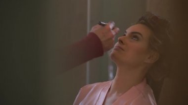 profesyonel makyaj uygulanması sanatçı makyaj